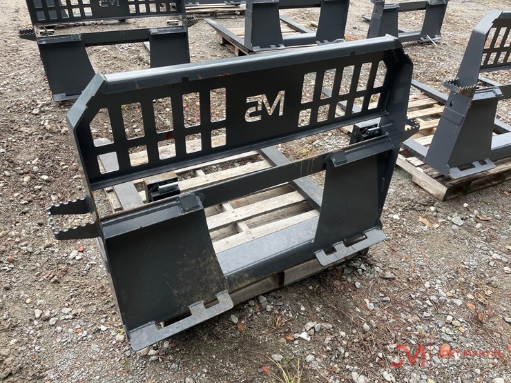 new-m5-48"-skid-steer-attach-pallet-forks-image-2