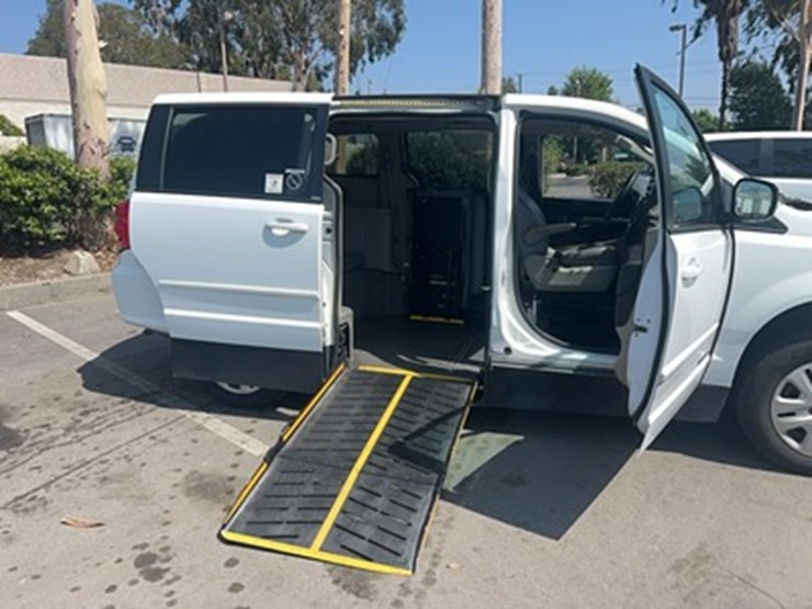 lot#--2014-eldor-grand-caravan-handicap-van-image-7