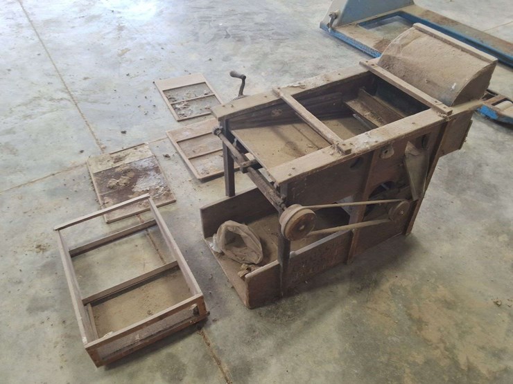 the-sample/miniature-display-model,-24''-long,-18-1/2''-tall,-with-screens-image-18