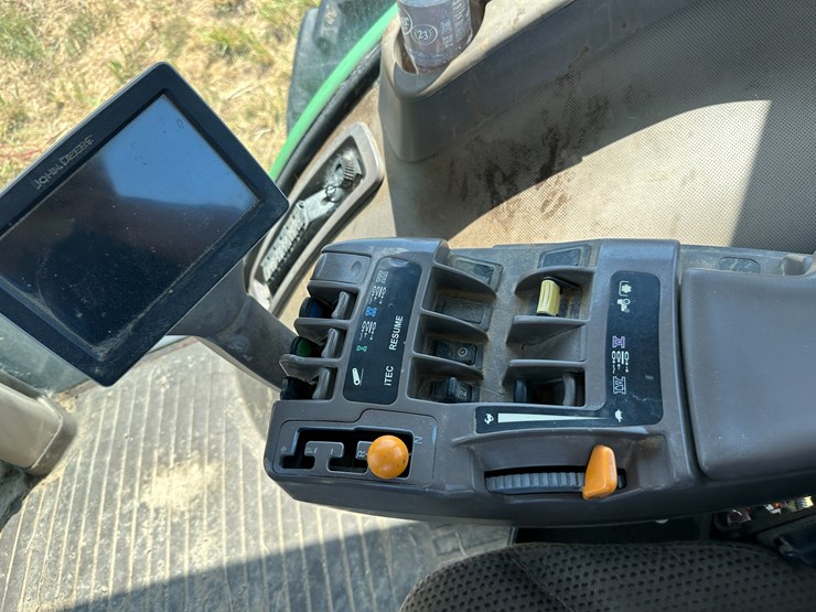2014-john-deere-8285r-image-63
