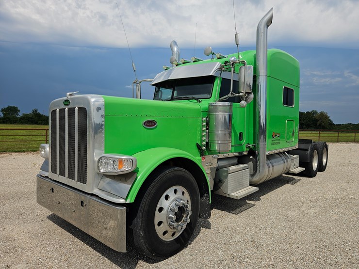 2015-peterbilt-389-image-1