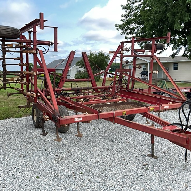 24’ IH 45 field cultivator