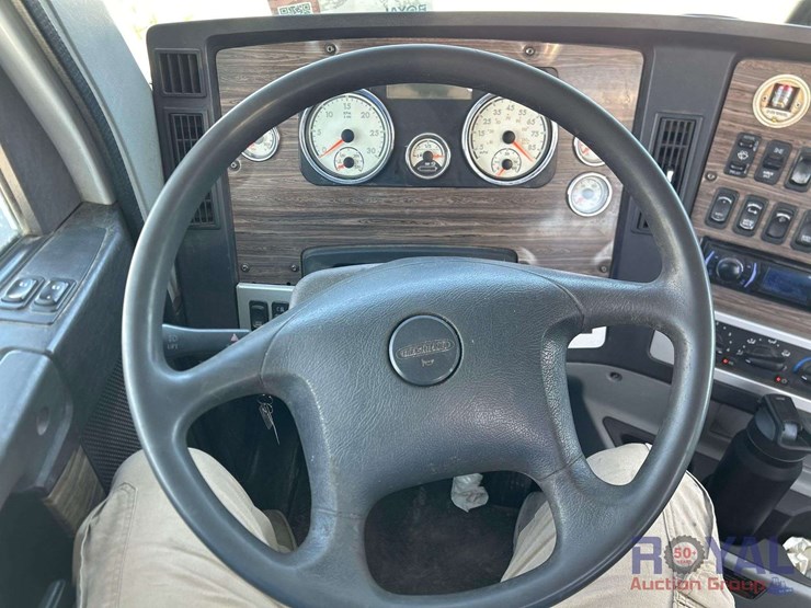 2015-freightliner-122sd-image-17