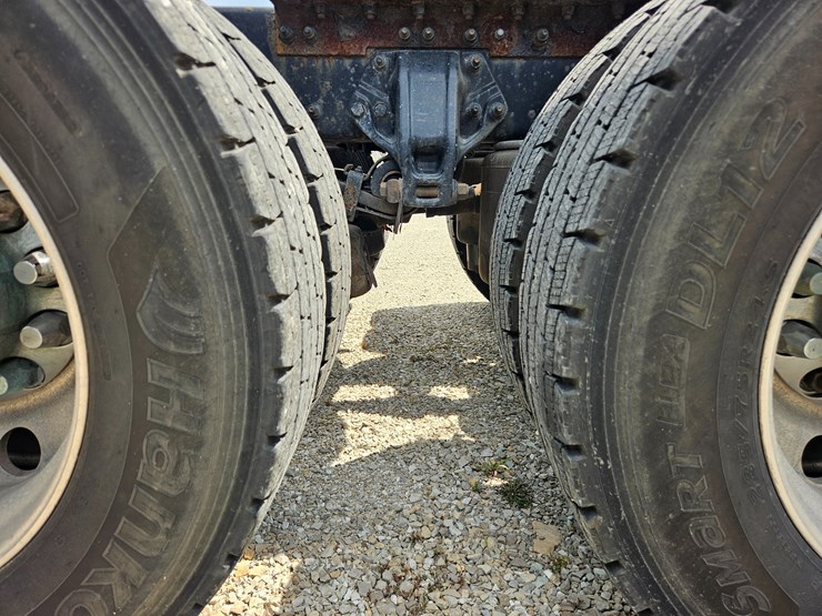 2015-peterbilt-389-image-106