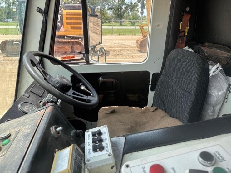 2015-mack-leu633-image-29