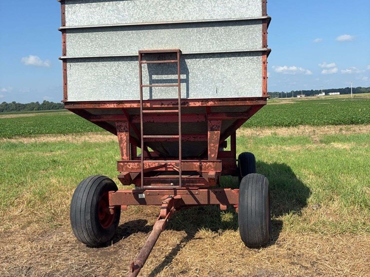 1974-heides-325-bushel-center-dump-gravity-wagon-image-2