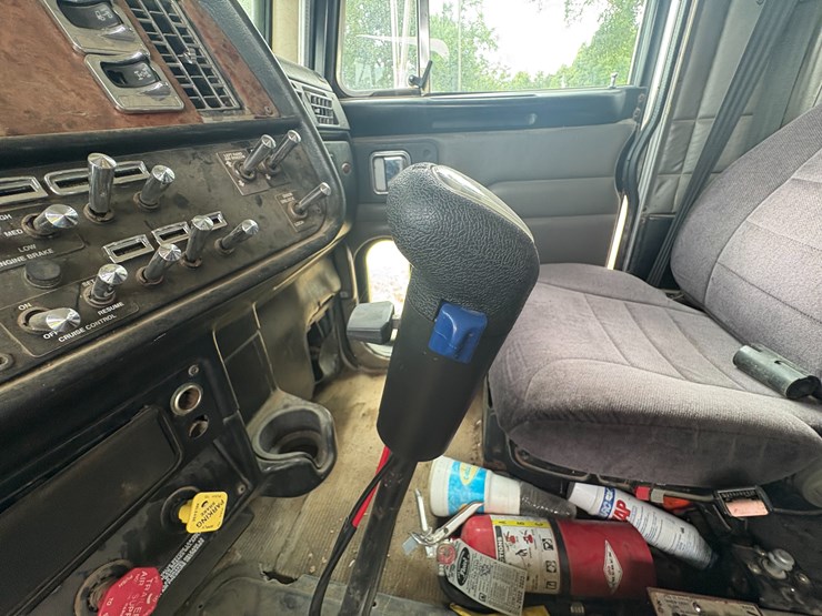 2005-peterbilt-379-image-96