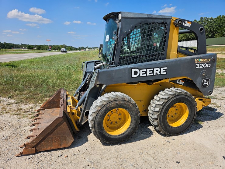 2010-deere-320d-image-3