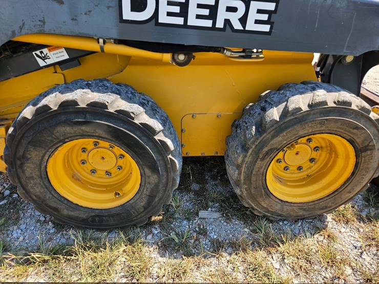 2010-deere-320d-image-52
