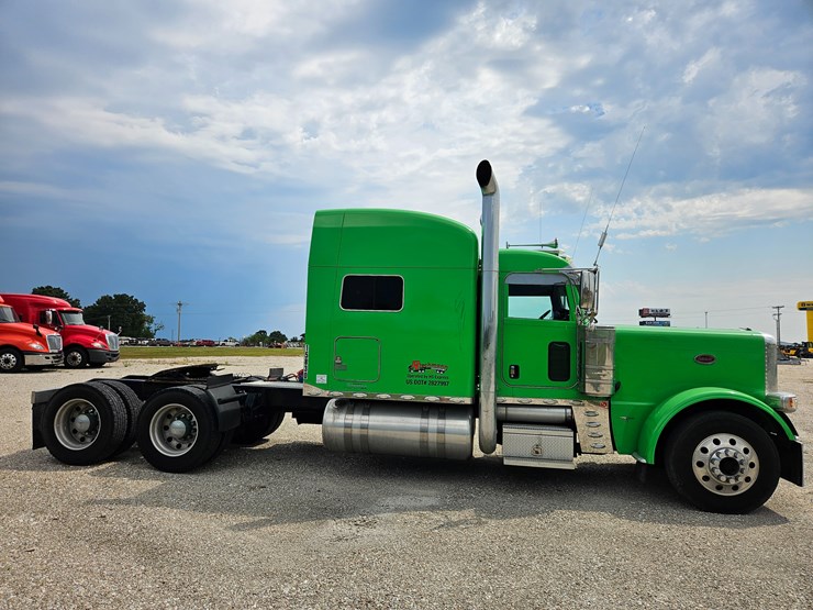 2015-peterbilt-389-image-30
