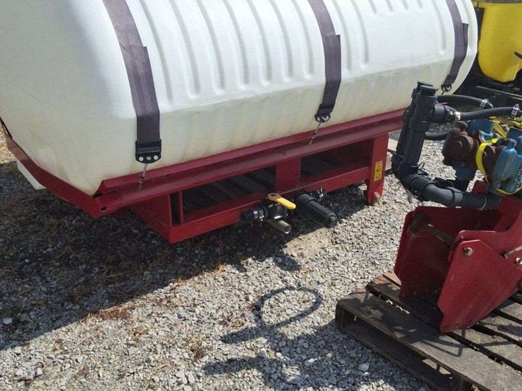 800-gallon-tank-and-ground-driven-pump-off-of-white-planter-88-or-9000-series-image-2