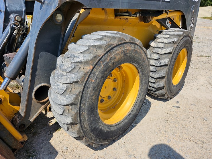 2010-deere-320d-image-46