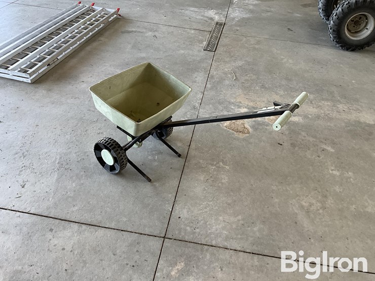 republic-fertilizer-broadcast-spreader-image-7