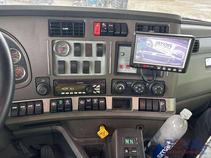 2016-kenworth-t880-image-23