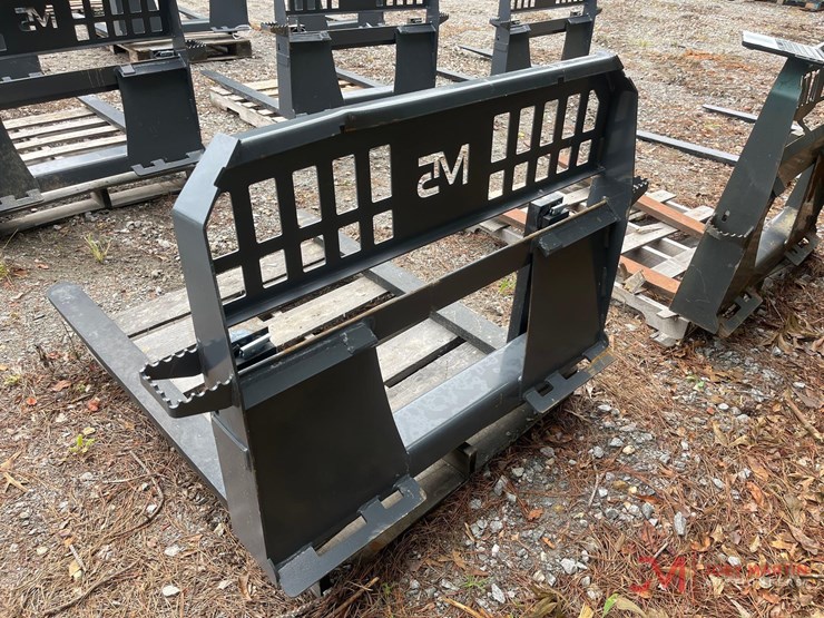 new-m5-48"-skid-steer-attach-pallet-forks-image-1