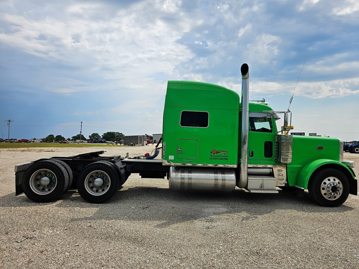 2015-peterbilt-389-image-28