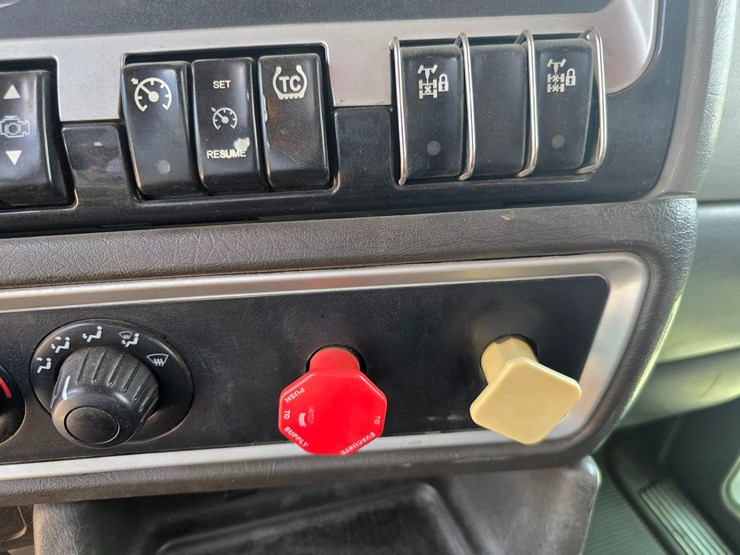 2012-kenworth-t800-image-105