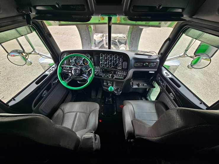 2015-peterbilt-389-image-91