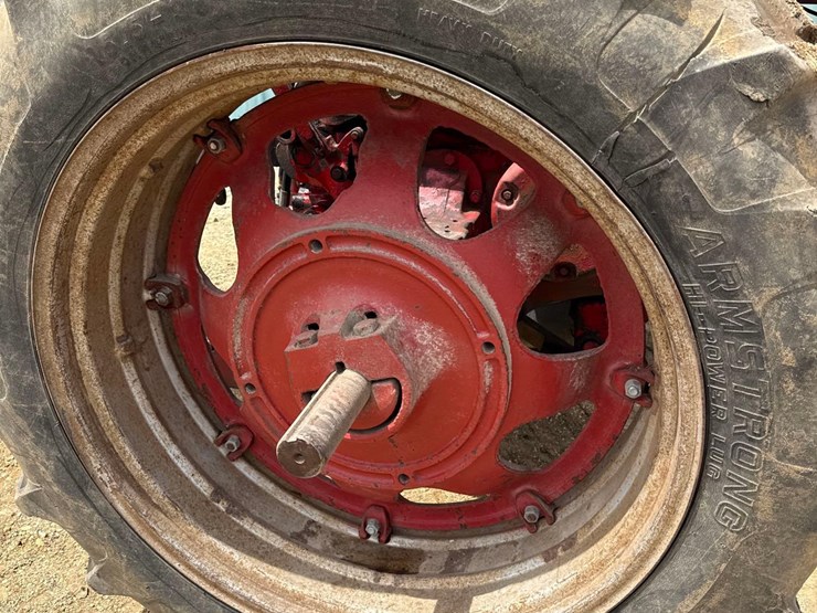 internationa-560-diesel-tractor-image-20