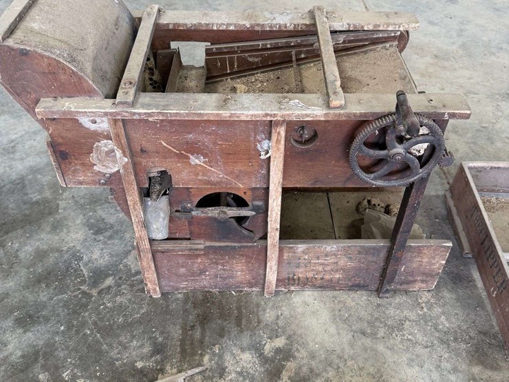 the-sample/miniature-display-model,-24''-long,-18-1/2''-tall,-with-screens-image-13