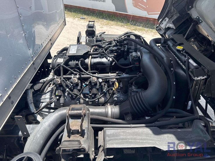 2019-isuzu-npr-image-8