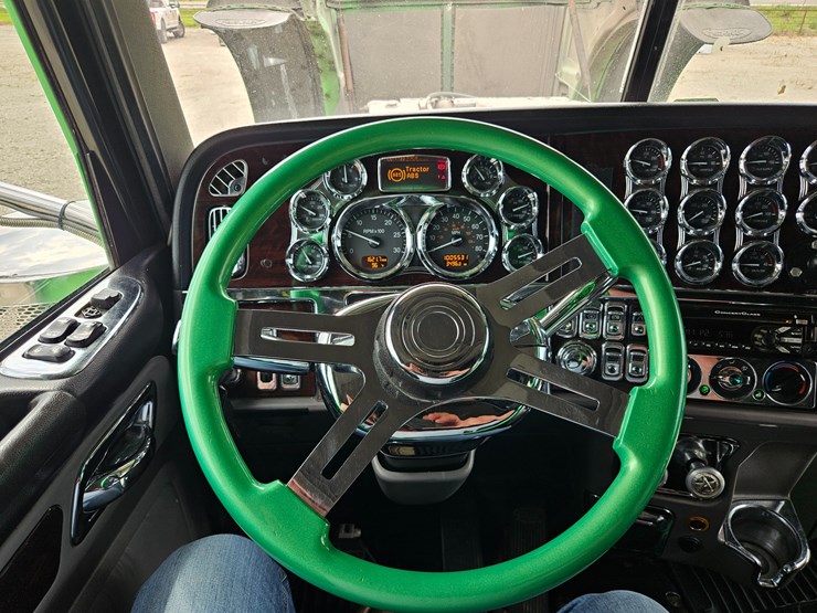 2015-peterbilt-389-image-75