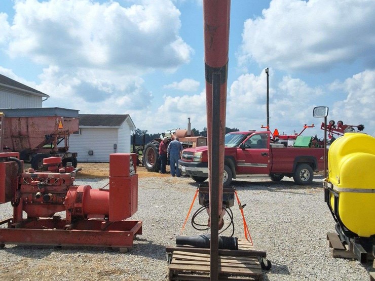 hyd.-6x14-e-z-trail-auger-on-stand-to-fill-pro-boxes-image-3