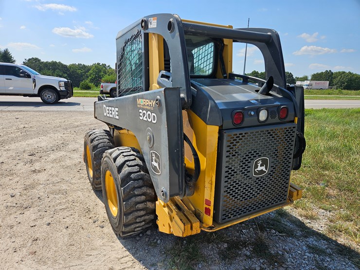2010-deere-320d-image-8