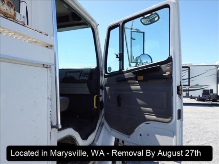 2003-freightliner-fl70-image-11
