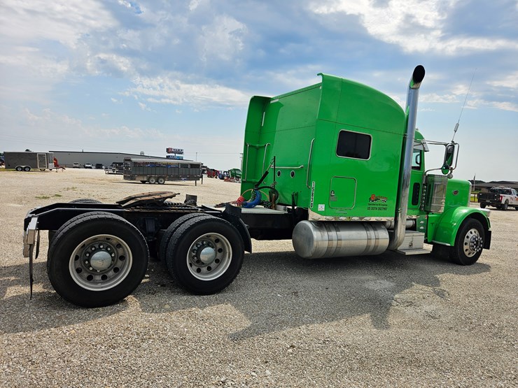 2015-peterbilt-389-image-25