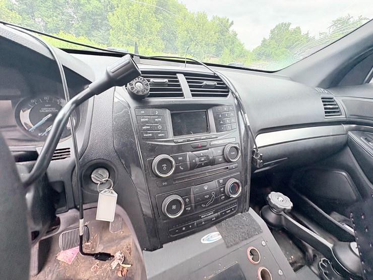2018-ford-explorer-image-36