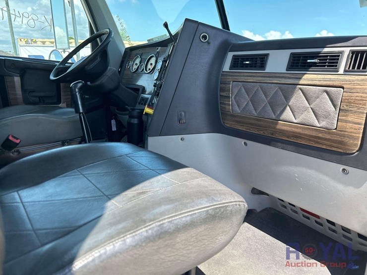 2015-freightliner-122sd-image-38