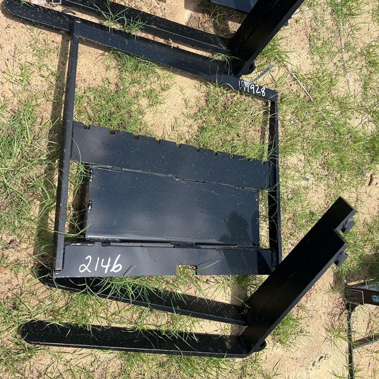 UNUSED FUTURE MINI SKID STEER PALLET FORKS