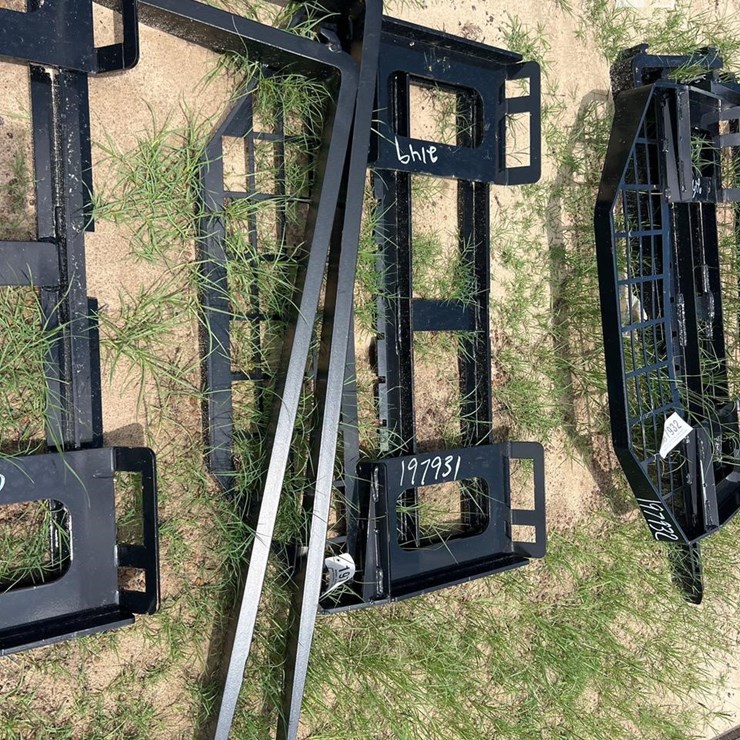 UNUSED FUTURE SKID STEER PALLET FORKS