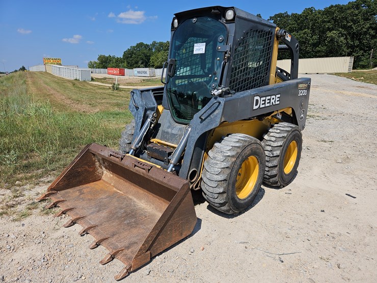 2010-deere-320d-image-1