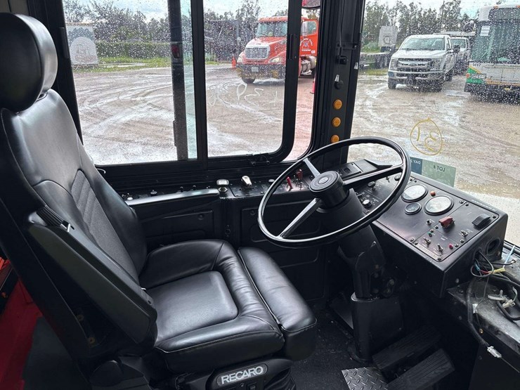 2014-gillig-low-floor-image-11