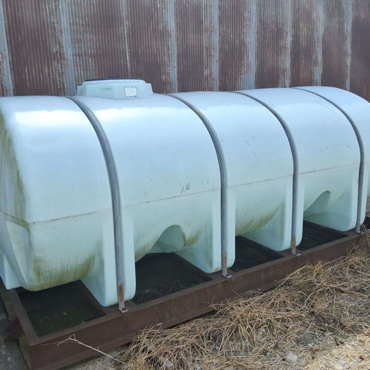 1635 Gallon Poly Tank, held liquid fertilizer and water