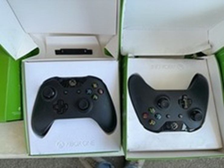 lot#----xbox-one-&-controllers-image-2