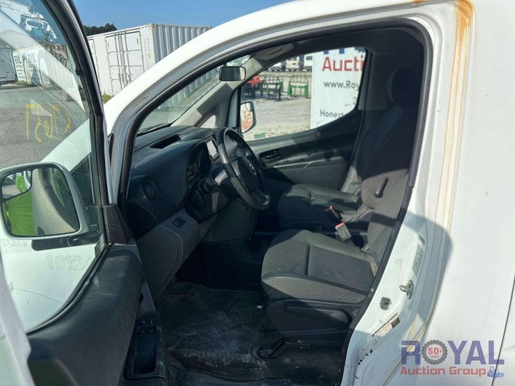 2016-nissan-nv200-image-14