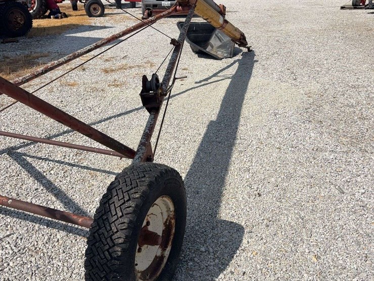8x35-mayrath-unloading-auger-with-plastic-auger-hopper-image-9