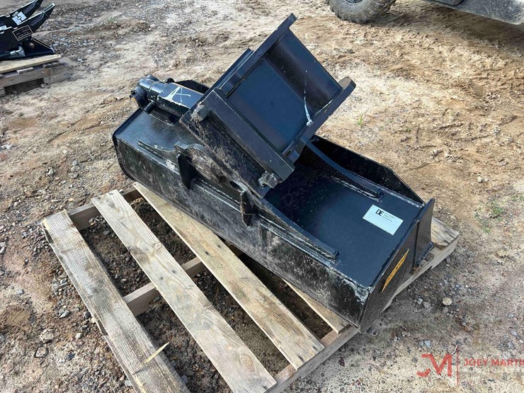 diesel-hydraulic-tilting-41"-clean-out-bucket-image-2