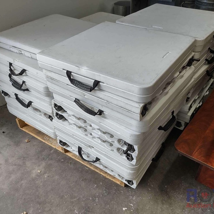 1 Pallet of Plastic 4ft Folding Tables