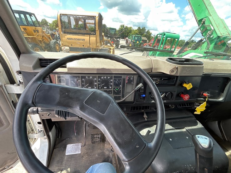 2000-international-8100-image-13
