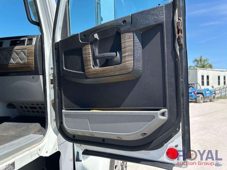 2015-freightliner-122sd-image-36