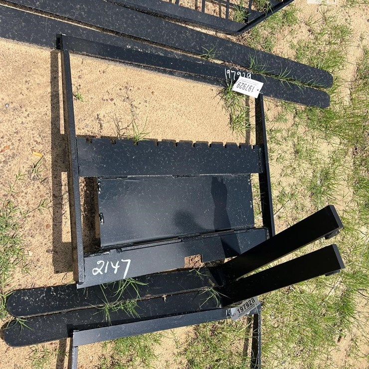 UNUSED FUTURE MINI SKID STEER PALLET FORKS