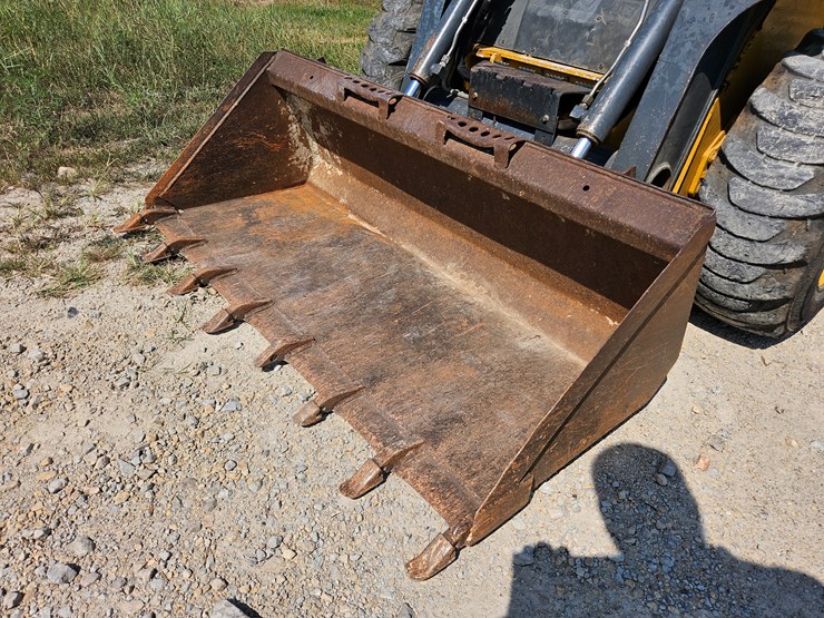 2010-deere-320d-image-58
