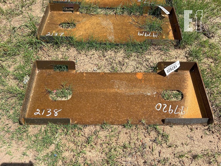 unused-future-skid-steer-mounting-plate-image-1