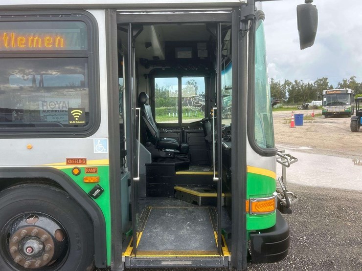 2014-gillig-low-floor-image-9