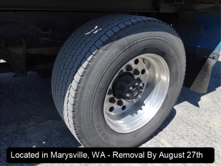 2001-freightliner-fl60-image-30