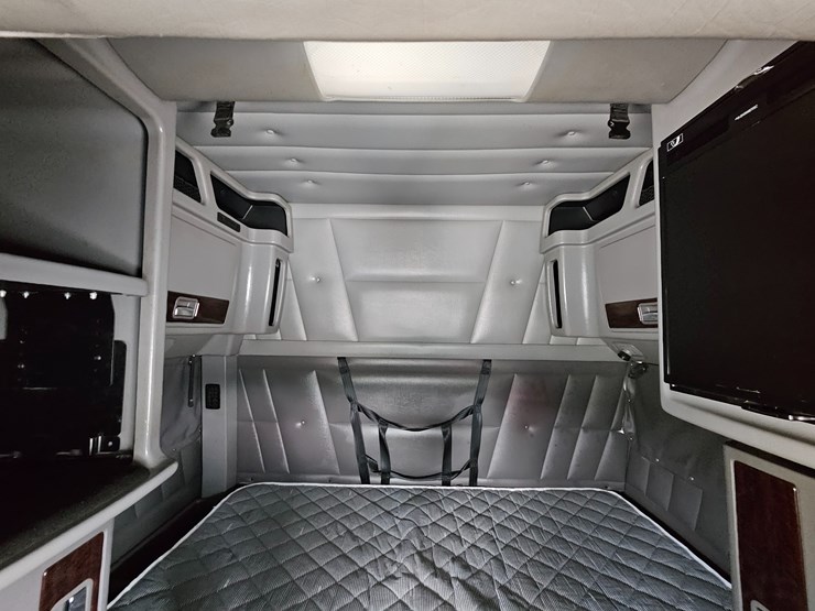 2015-peterbilt-389-image-81